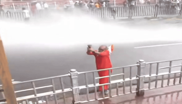 कोलकाता छात्र मार्चः पुलिस ने फेंकी पानी की बौछार, बुजुर्ग ने इशारे से कर दिया उससे बड़ा वार, देखिए जरा