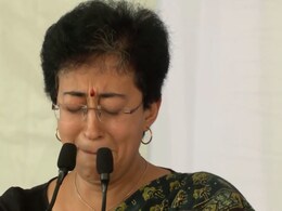 मनीष सिसोदिया की जमानत की खबर सुनकर भावुक हुईं आतिशी, देखें VIDEO मनीष सिसोदिया की जमानत की खबर सुनकर भावुक हुईं आतिशी, देखें VIDEO