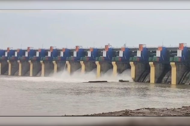 ओम्कारेश्वर डैम में खोले गए गेट. ओम्कारेश्वर डैम में खोले गए गेट.