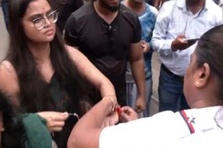 Massive Protests In Kolkata, Doctors Form Human Chain, Tie Rakhis To Cops Massive Protests In Kolkata, Doctors Form Human Chain, Tie Rakhis To Cops