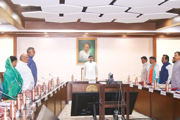 डॉ. सीएम मोहन यादव की कैबिनेट बैठक की शुरुआत के दौरान का चित्र. डॉ. सीएम मोहन यादव की कैबिनेट बैठक की शुरुआत के दौरान का चित्र.