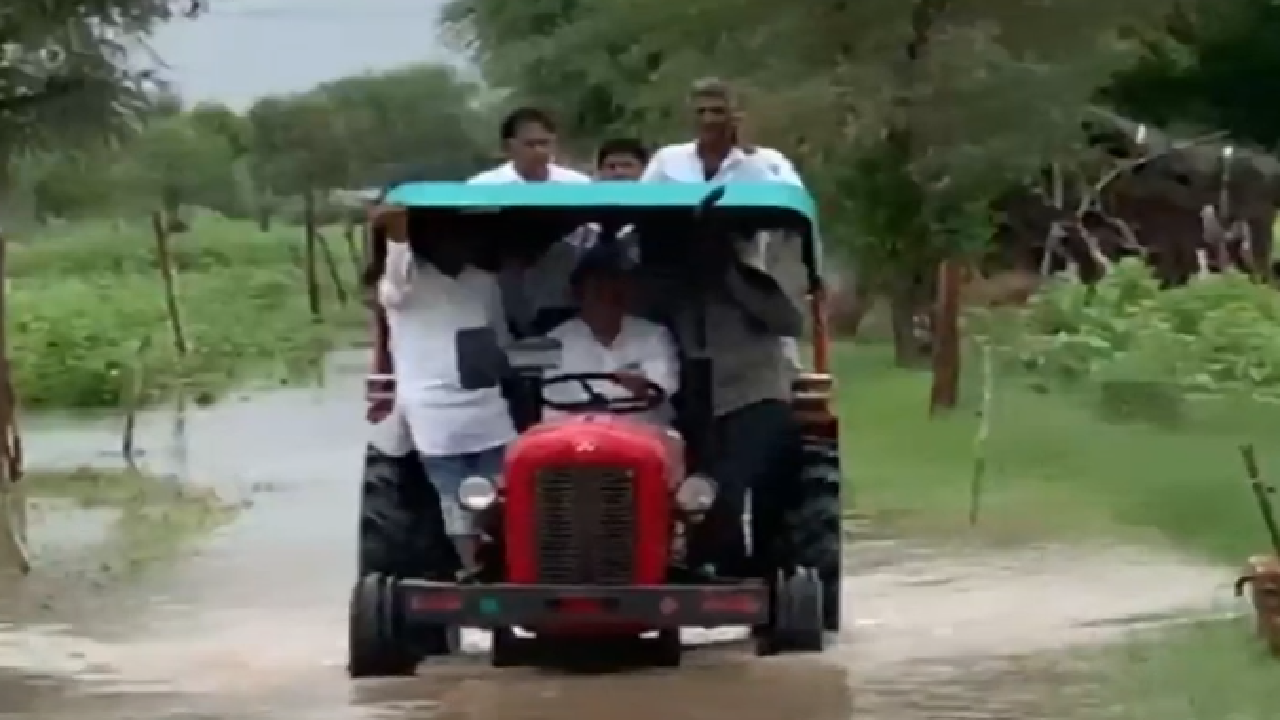 Jodhpur News:  विधायक Bhairaram Seoul  ने Tractor चलाकर जल भराव वाले स्थानों किया दौरा। Rajasthan