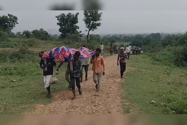 शव को घर तक ले जाते हुए परिजन. शव को घर तक ले जाते हुए परिजन.