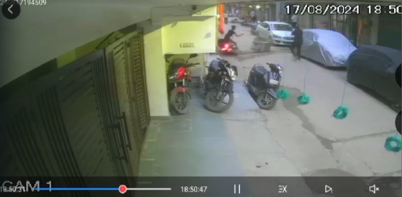 दिल्ली में बिल्डिंग के नीचे स्‍कूटी पर बैठे युवक पर सेकंड फ्लोर से गिरा एसी, मौत