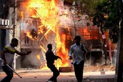 Bangladesh Violence: चारों तरफ मची अफरा तफरी से बांग्लादेश की Border पर बढ़ा खतरा Bangladesh Violence: चारों तरफ मची अफरा तफरी से बांग्लादेश की Border पर बढ़ा खतरा
