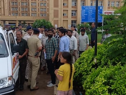 MP News: ग्वालियर के सबसे बड़े अस्पताल के ICU वार्ड में डॉक्टर और तीमारदारों में भिड़ंत, अस्पताल में मची भगदड़ MP News: ग्वालियर के सबसे बड़े अस्पताल के ICU वार्ड में डॉक्टर और तीमारदारों में भिड़ंत, अस्पताल में मची भगदड़