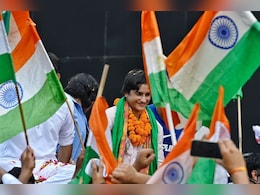 मेडल हुकलं, पण भाव वाढला! विनेश फोगाटला करारबद्ध करण्यासाठी चढाओढ, इतक्या पटीनं वाढली फीस मेडल हुकलं, पण भाव वाढला! विनेश फोगाटला करारबद्ध करण्यासाठी चढाओढ, इतक्या पटीनं वाढली फीस