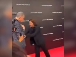 शाहरुख खान ने फोटो के चक्कर में इस बुजुर्ग को यूं किया साइड, अब सोशल मीडिया पर वायरल हुआ वीडियो शाहरुख खान ने फोटो के चक्कर में इस बुजुर्ग को यूं किया साइड, अब सोशल मीडिया पर वायरल हुआ वीडियो