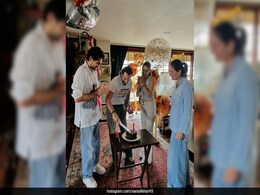 Sara Ali Khan, Ibrahim Ali Khan, Saif Ali Khan And Kareena Kapoor Looked Breezy In Matching Shades Of White And Blue Sara Ali Khan, Ibrahim Ali Khan, Saif Ali Khan And Kareena Kapoor Looked Breezy In Matching Shades Of White And Blue