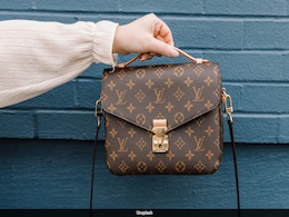 चीनी महिला की छोटी सी ज़िद की वजह से 1 घंटे लेट हुई फ्लाइट, इस ब्रांडेड बैग को सीट के नीचे रखने से किया इनकार चीनी महिला की छोटी सी ज़िद की वजह से 1 घंटे लेट हुई फ्लाइट, इस ब्रांडेड बैग को सीट के नीचे रखने से किया इनकार