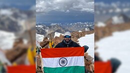 -5&deg; में कड़कड़ाती ठंड और कठिन सफर ! MP के योगेश ने हिमालय पर ऐसे फहराया तिरंगा&nbsp;
