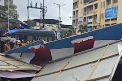 Thane Hoarding Collapse: Kalyan में तेज हवा से गिरा भारी भरकम होर्डिंग, दो लोग घायल Thane Hoarding Collapse: Kalyan में तेज हवा से गिरा भारी भरकम होर्डिंग, दो लोग घायल