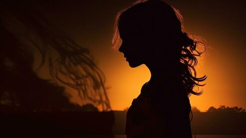 नाबालिग लड़की का हाथ पकड़कर प्यार का इजहार करने वाले 19 वर्षीय युवक को दो साल की सजा