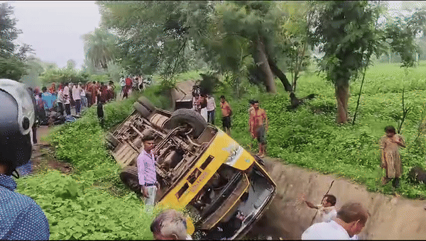 Rajasthan: बांसवाड़ा में नहर में गिरी स्कूल बस, मौके पर मची चीख-पुकार; कई बच्चे हुए घायल&nbsp;