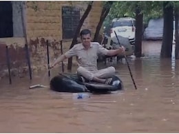 Jodhpur Rain: ट्यूब और वाइपर की मदद से थाने पहुंचा सिपाही, 4 दिन लगातार बारिश के बाद बने बाढ़ जैसे हालात Jodhpur Rain: ट्यूब और वाइपर की मदद से थाने पहुंचा सिपाही, 4 दिन लगातार बारिश के बाद बने बाढ़ जैसे हालात