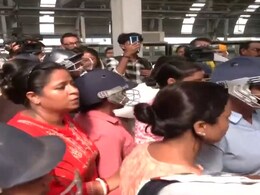 Cops vs BJP Protesters At Metro Station Over RG Kar College Horror Cops vs BJP Protesters At Metro Station Over RG Kar College Horror