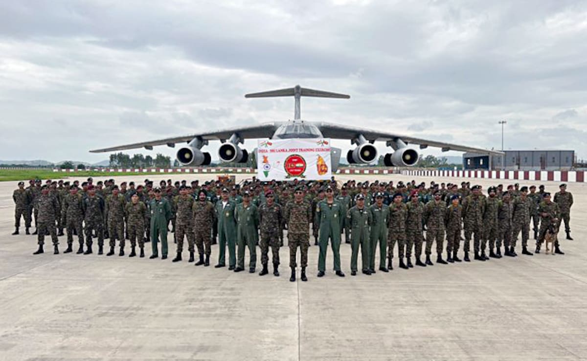 Troops of Indian Army and personnel from Gajaba Regiment of Sri Lankan Army participate on the first day of 10th edition of Mitra Shakti Troops of Indian Army and personnel from Gajaba Regiment of Sri Lankan Army participate on the first day of 10th edition of Mitra Shakti