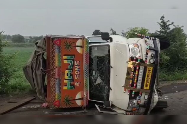 ट्रक की टक्कर के बाद सड़क पर पड़ी पिकअप. ट्रक की टक्कर के बाद सड़क पर पड़ी पिकअप.