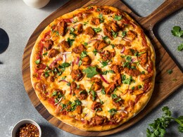 पिझ्झाचा तुकडा करताच चीझ वळवळायला लागलं! व्हिडीओ पाहून तुम्हालाही धक्का बसेल