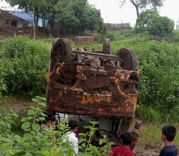 MP: स्कूली बच्चों को लेकर जा रही स्कूल बस पलटी, 15 छात्र घायल