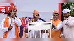 'महिलांना बंदूक द्या, दोन चार चांगले मेले तरी चालतील' शिंदेंच्या नेत्याचं वादग्रस्त विधान