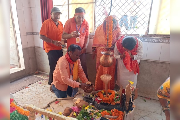 शिव भक्त नंदीश्वर महादेव मंदिर पहुंचकर जलाभिषेक करते हैं. शिव भक्त नंदीश्वर महादेव मंदिर पहुंचकर जलाभिषेक करते हैं.