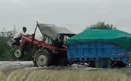 नागौर: बजरी ले जाते समय ट्रैक्टर से गिरकर लूणी नदी में बह गया युवक, देखें VIDEO