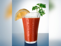 Viral Video : ज्युसवाल्याने जमा करून ठेवली होती लघवी, ग्राहकाला चव विचित्र लागल्याने फुटले बिंग Viral Video : ज्युसवाल्याने जमा करून ठेवली होती लघवी, ग्राहकाला चव विचित्र लागल्याने फुटले बिंग