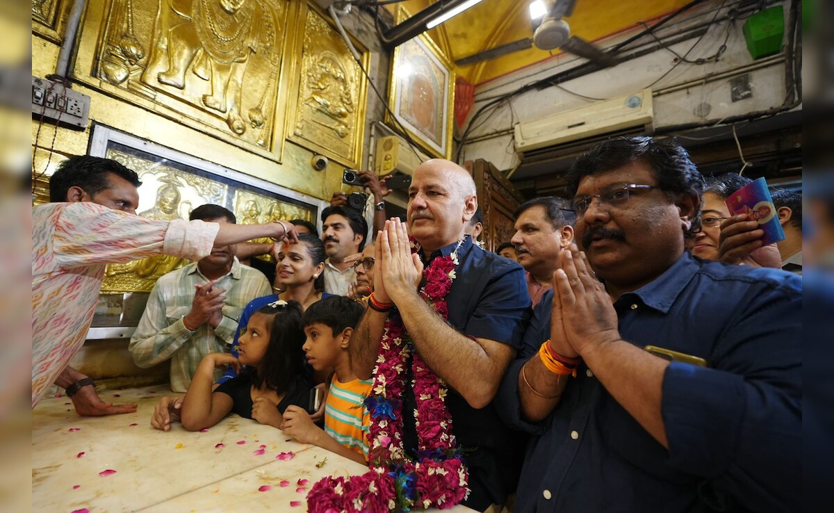 मनीष सिसोदिया आप सांसद संजय सिंह और मंत्री आतिशी, सौरभ भारद्वाज के साथ बजरंगबली के दर्शन करने मंदिर पहुंचे. पार्टी के सैकड़ों कार्यकर्ता उनका स्वागत करने के लिए मंदिर परिसर में मौजूद थे. उनके वहां  पहुंचते ही उन्होंने जय श्री राम और जय हनुमान के नारे लगाए.