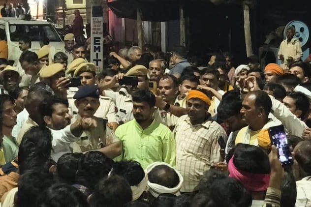 धरना-प्रदर्शन करते हुए ग्रामीण धरना-प्रदर्शन करते हुए ग्रामीण