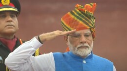 78th Independence Day: प्रधानमंत्री नरेंद्र मोदी ने फहराया लाल किले पर तिरंगा, राजघाट जाकर किया बापू को नमन