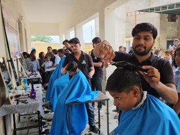 सरकारी स्कूल के बच्चों को 'स्मार्ट' बना रहे बृजेश, पत्नी भी कर रहीं इस अनोखी पहल में मदद