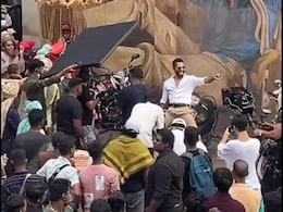 मुंह में सिगरेट दबाए अमिताभ बच्चन की फोटो के आगे नाचते दिखे शाहिद कपूर, सड़क पर जुटी भीड़