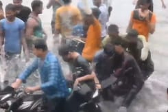 Lucknow: बारिश के पानी में बाइकसवारों को गिराकर हुड़दंगियों ने की बद्तमीजी Lucknow: बारिश के पानी में बाइकसवारों को गिराकर हुड़दंगियों ने की बद्तमीजी