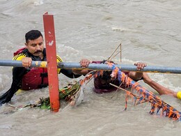 Rajasthan News: करौली में तीन युवक एक दुसरे का हाथ पकड़ कर रहे थे नाला पार, तेज बहाव से दो लोग बहे; SDRF कर रही तलाश 