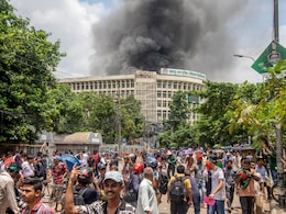 बांग्लादेश छोड़कर भारत पहुंचीं शेख हसीना, सेना चलाएगी सरकार, यहां पढ़ें UPDATE बांग्लादेश छोड़कर भारत पहुंचीं शेख हसीना, सेना चलाएगी सरकार, यहां पढ़ें UPDATE