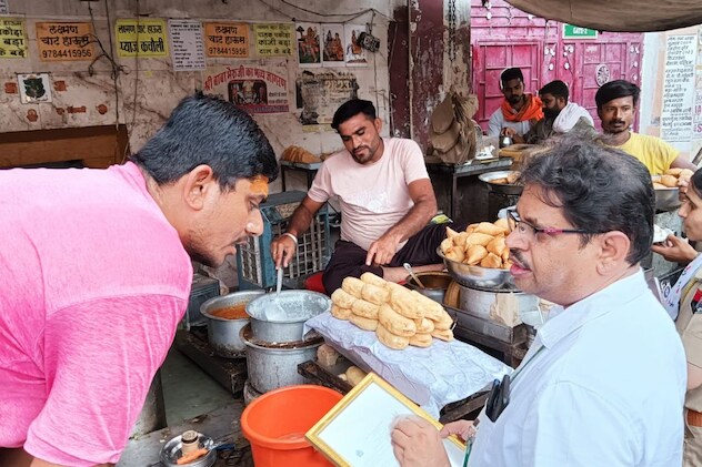 समोसे-कचौरी की जांच करते स्वास्थ्य  अधिकारी