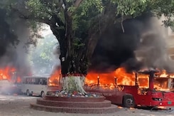 Bangladesh में तख्तापलट, Sheikh Hasina ने छोड़ा देश, Bangladesh Army Chief बोले: 'हम चलाएंगे सरकार' Bangladesh में तख्तापलट, Sheikh Hasina ने छोड़ा देश, Bangladesh Army Chief बोले: 'हम चलाएंगे सरकार'