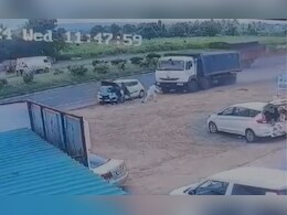 CCTV Footage : पुणे-सोलापूर महामार्गावर भरधाव ट्रकची कारला धडक; एकाचा मृत्यू, दोघे जखमी