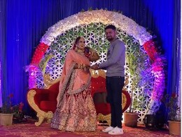 शादी में बिन बुलाए शख्स ने किया ऐसा कारनामा, फिर दुल्हन को दिया अजीब तोहफा, यूजर्स बोले- तुम सुनामी में बह क्यों नहीं गए शादी में बिन बुलाए शख्स ने किया ऐसा कारनामा, फिर दुल्हन को दिया अजीब तोहफा, यूजर्स बोले- तुम सुनामी में बह क्यों नहीं गए