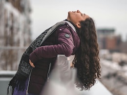 रूखे और बेजान बालों को करना है मुलायम तो कॉफी को ऐसे करें अप्लाई, पहले वॉश में नजर आएगा फर्क