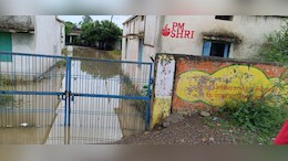 PM Shri School: जिस पीएम श्री स्कूल की चारों तरफ हो रही थी चर्चा, वह पहली ही बारिश में बन गया तालाब!