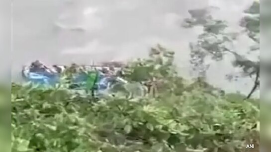 नेपाल में 40 यात्रियों को ले जा रही बस नदी में गिरी, 14 भारतीयों की मौत, 17 घायल