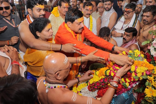 बाबा महाकाल की पूजा करते हुए सीएम डॉ. मोहन यादव. 