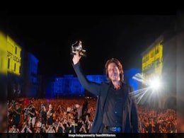 Exclusive: Inside Videos Of Shah Rukh Khan's Fan Frenzy At Locarno Film Festival Exclusive: Inside Videos Of Shah Rukh Khan's Fan Frenzy At Locarno Film Festival