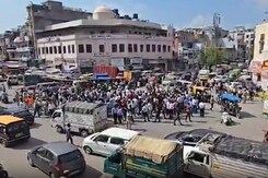 Agitated Hotel Owners Protest Against Govt Order To Seal Submersibles In Delhi's Paharganj Agitated Hotel Owners Protest Against Govt Order To Seal Submersibles In Delhi's Paharganj