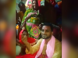 ससुर को इम्प्रेस करने के लिए दूल्हे ने मंडप में गाया हनी सिंह का रैप सॉन्ग, लोग बोले- मौत आ जाए लेकिन ऐसा कॉन्फिडेंस न आए ससुर को इम्प्रेस करने के लिए दूल्हे ने मंडप में गाया हनी सिंह का रैप सॉन्ग, लोग बोले- मौत आ जाए लेकिन ऐसा कॉन्फिडेंस न आए