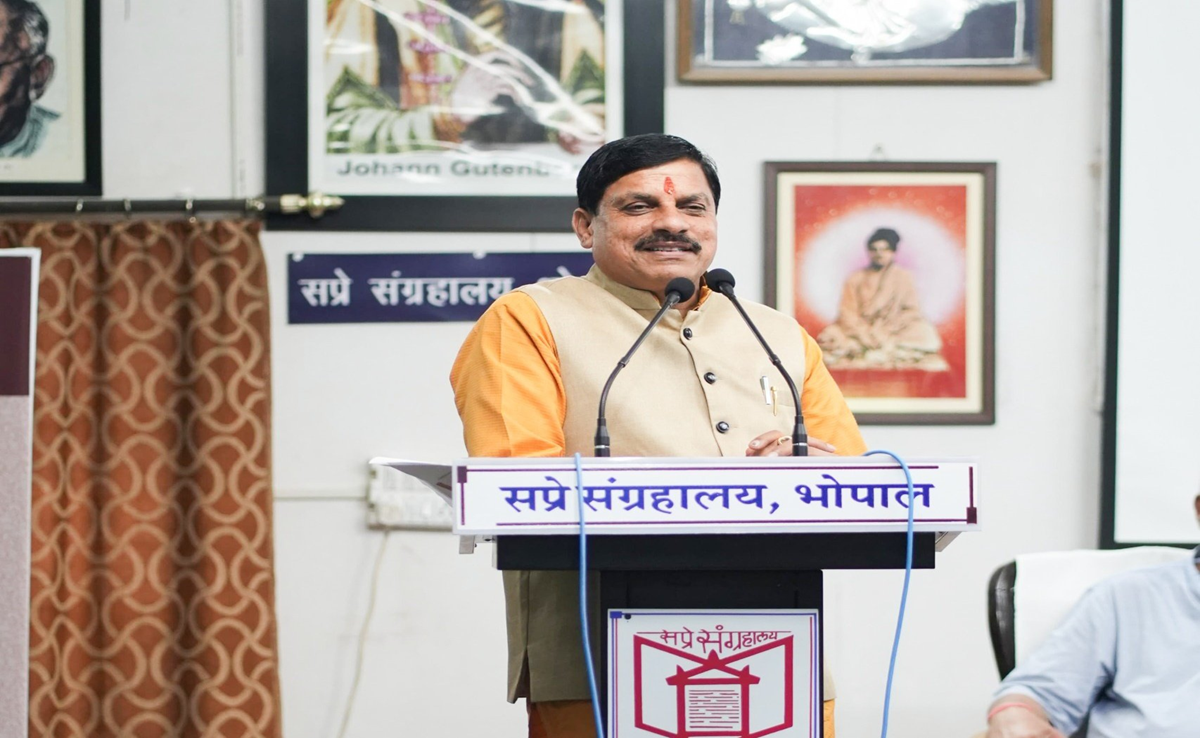 RSS से जुड़े लेखकों की पुस्तक पर मंत्री ने कहा- वीर सावरकर का योगदान पढ़ना चाहिए, CM मोहन यादव यह बोले