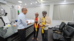 पैर में चप्पल नहीं, नोटों से भरा बैग कर दिया वापिस !&nbsp;ईमानदारी देख पुलिस भी हुई फिदा&nbsp;