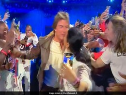 Tom Cruise Grabbed By Woman, Kissed At Paris Olympics Closing Ceremony Tom Cruise Grabbed By Woman, Kissed At Paris Olympics Closing Ceremony